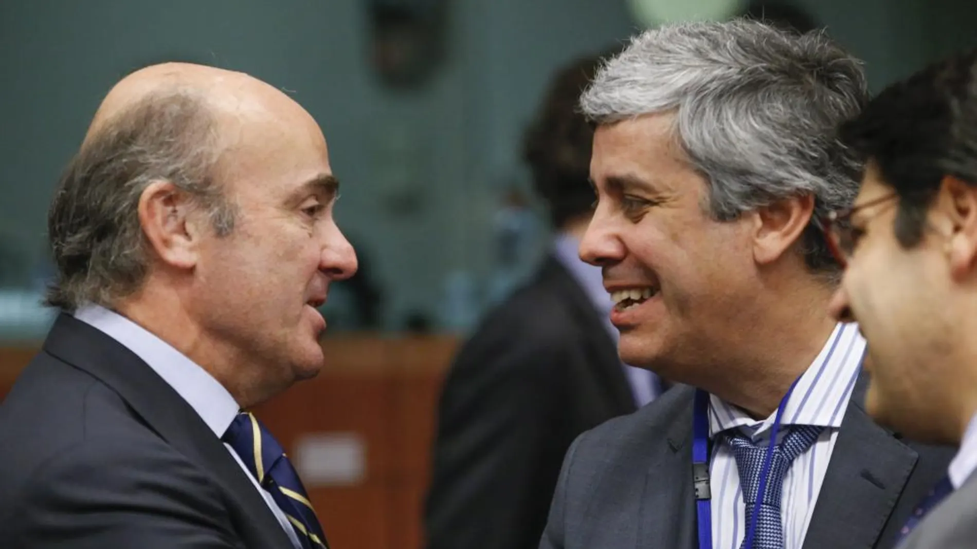 El ministro español de Economía, Luis de Guindos conversa con el ministro de Finanzas portugués Mario Centeno (d) durante la reunión del Eurogrupo celebrada en Bruselas