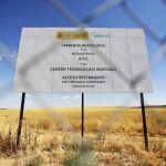 Cartel que anuncia la construcción del ATC de Villar de Cañas, en Cuenca.