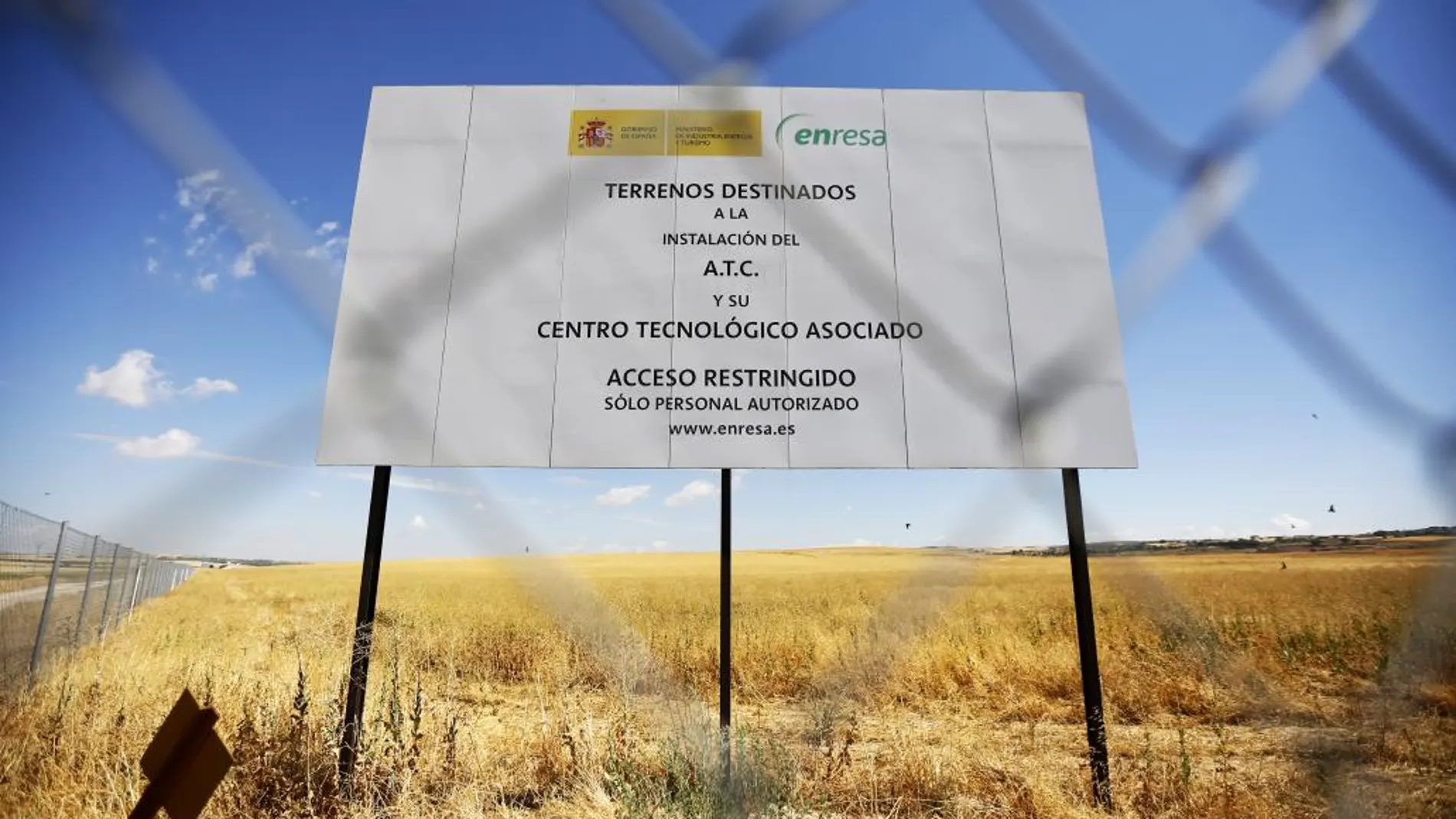 Cartel que anuncia la construcción del ATC de Villar de Cañas, en Cuenca.