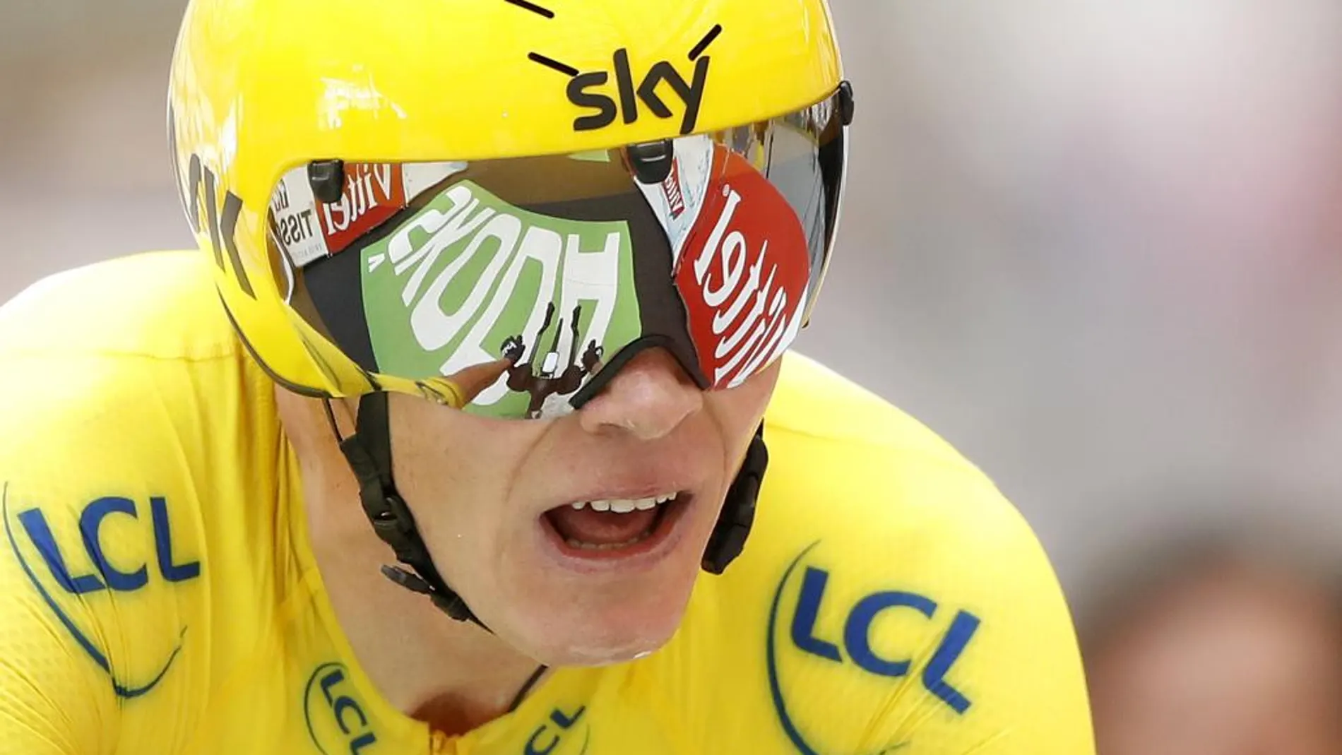 El ciclista del Team Sky Christopher Froome, vestido con el maillot amarillo que le acredita como líder del Tour de Francia.