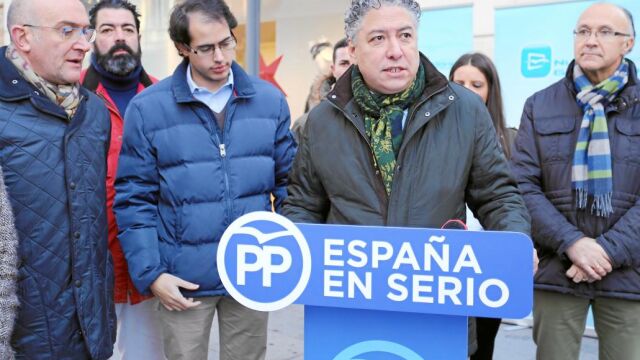 Tomás Burgos, junto al presidente de la Diputación de Valladolid, Jesús Julio Carnero, y Ramiro Ruiz Medrano, entre otros.