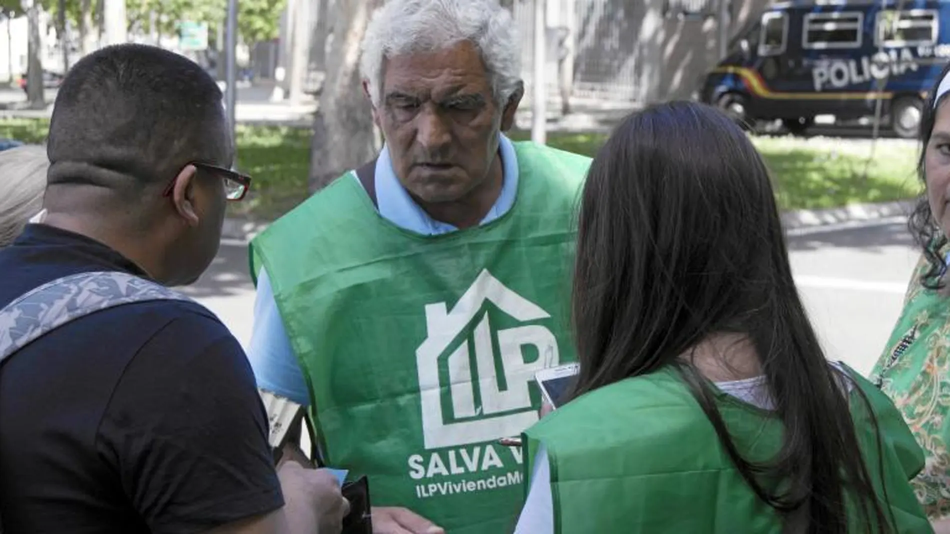 Los miembros de la Plataforma de Afectados por la Hipoteca, entre otros colectivos, registraron ayer sus apoyos en la Asamblea de Madrid