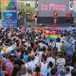 La plaza de Chueca acogió ayer la celebración inaugural del Orgullo que tuvo un recuerdo para las víctimas de Orlando