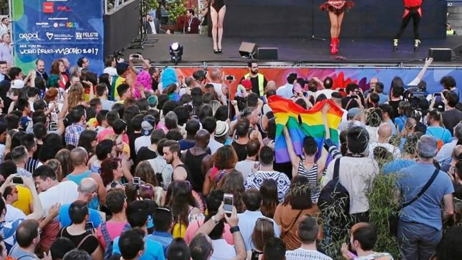 La plaza de Chueca acogió ayer la celebración inaugural del Orgullo que tuvo un recuerdo para las víctimas de Orlando