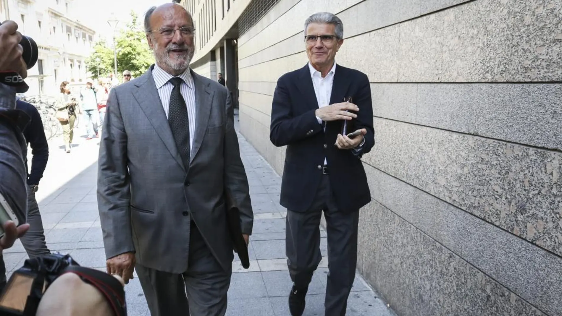 El ex alcalde de Valladolid, Javier León de la Riva, llega a los juzgados junto al ex concejal de Movilidad, Manuel Sánchez