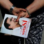 Una simpatizante sujeta un folleto del PSOE, ayer en Madrid