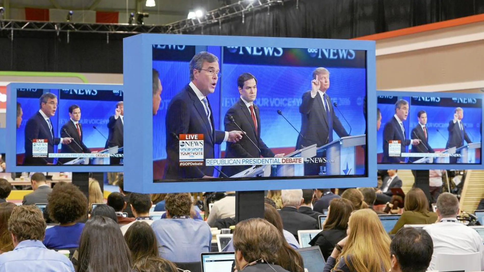 Sala de prensa del debate republicano con Donald Trump, Marco Rubio y Jeb Bush en la pantalla