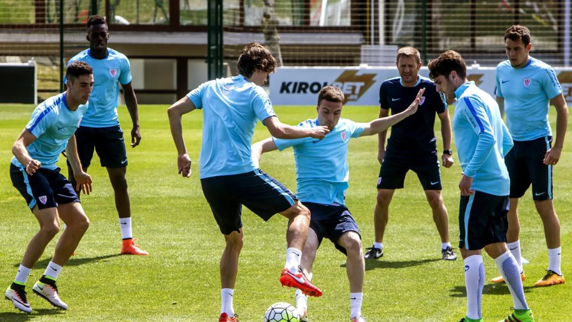 Los jugadores del Athletic Club de Bilbao, durante el entrenamiento