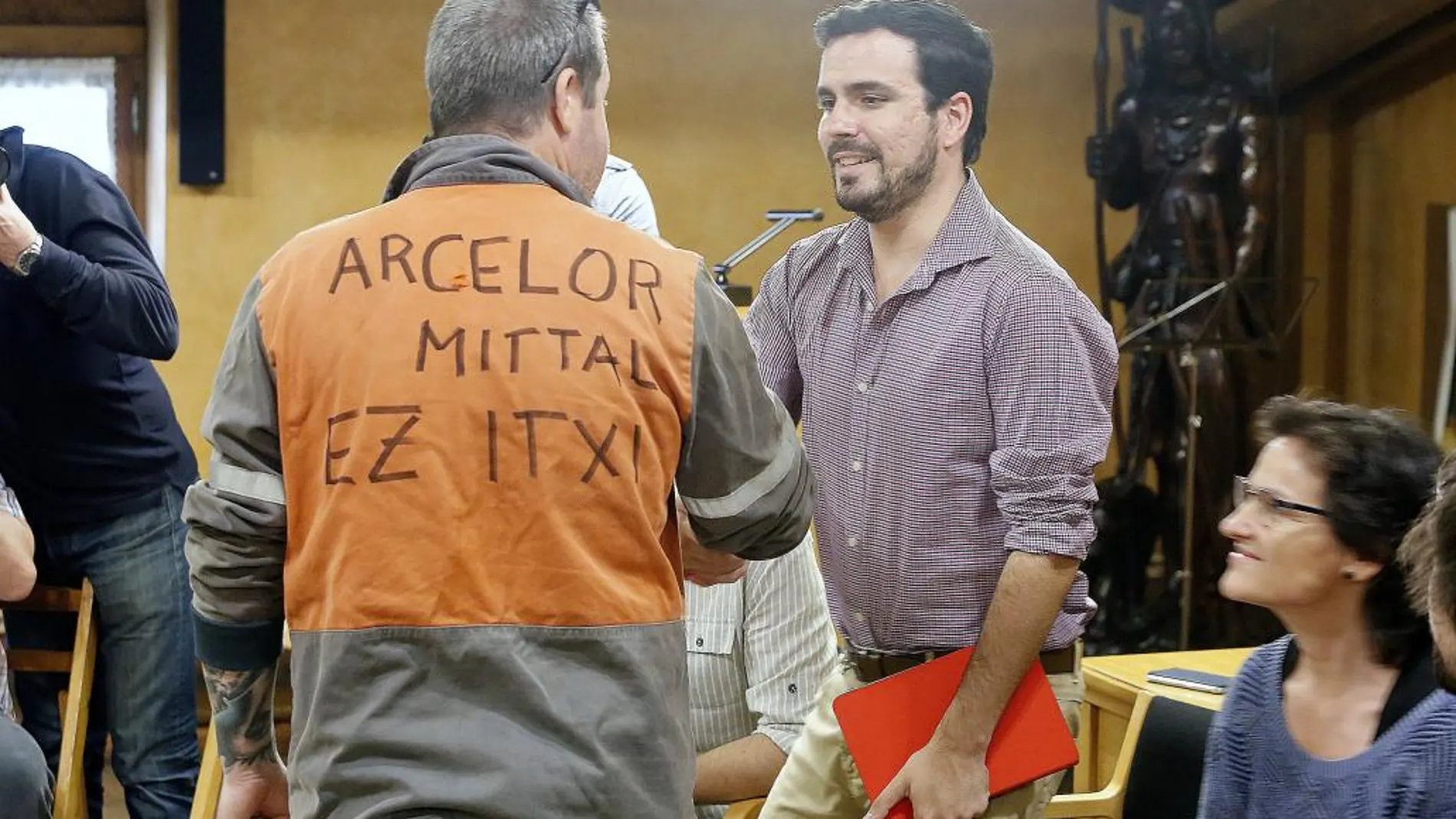 Alberto Garzón durante la reunión que ha mantenido hoy con el comité de empresa de ArcelorMittal Zumárraga.