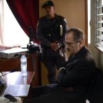 El expresidente del Congreso de Guatemala Pedro Muadi (d) asiste a una audiencia, martes 4 de noviembre de 2015, en Ciudad de Guatemala (Guatemala)