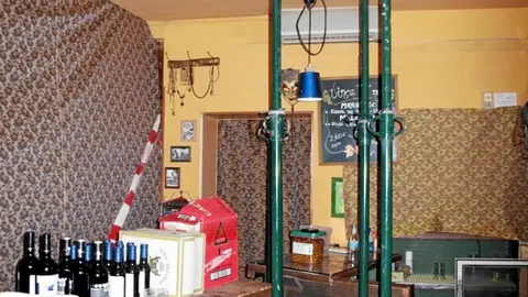 Interior del local donde se muestran las precarias instalaciones tras un derrumbamiento del techo