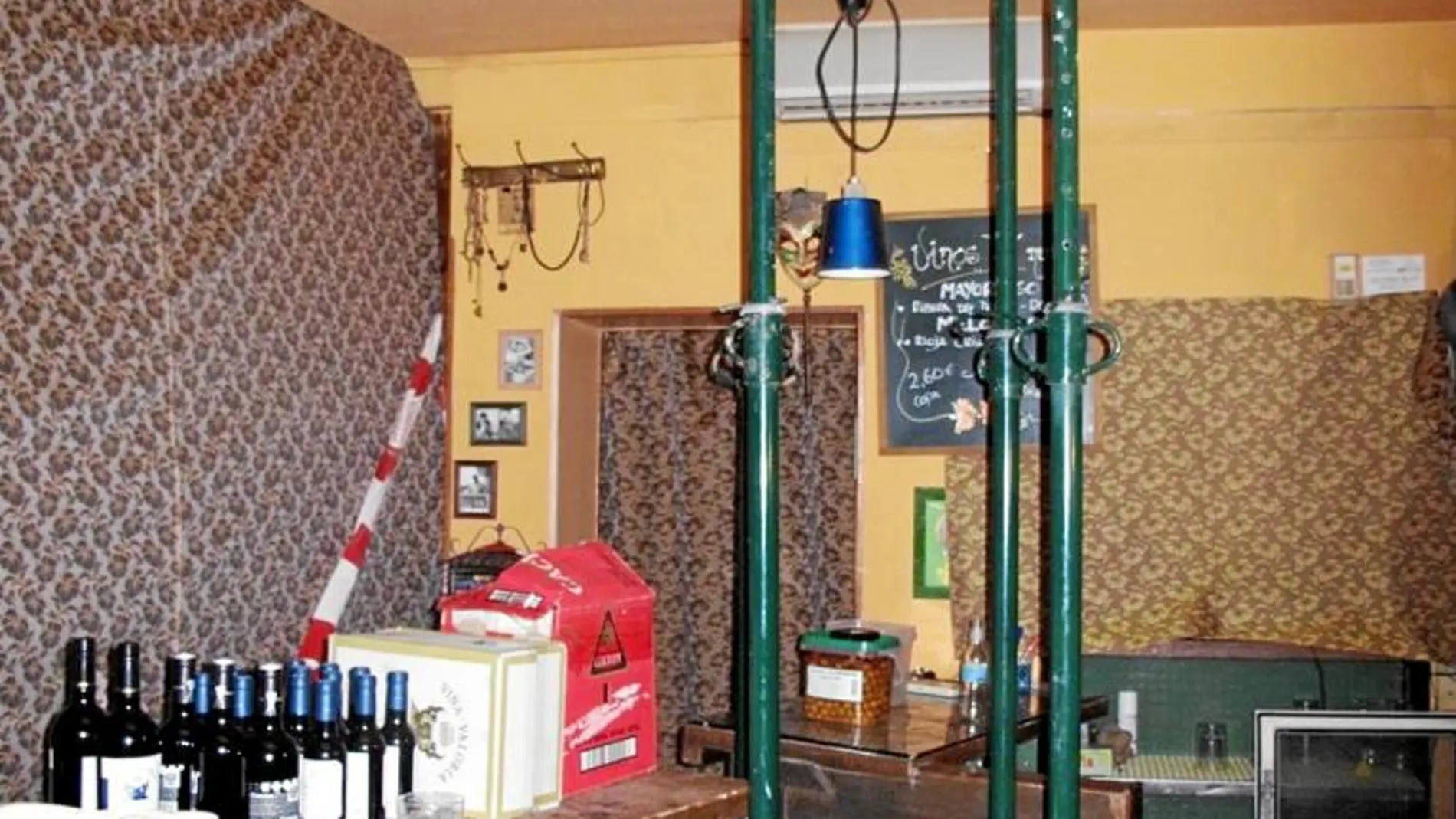 Interior del local donde se muestran las precarias instalaciones tras un derrumbamiento del techo