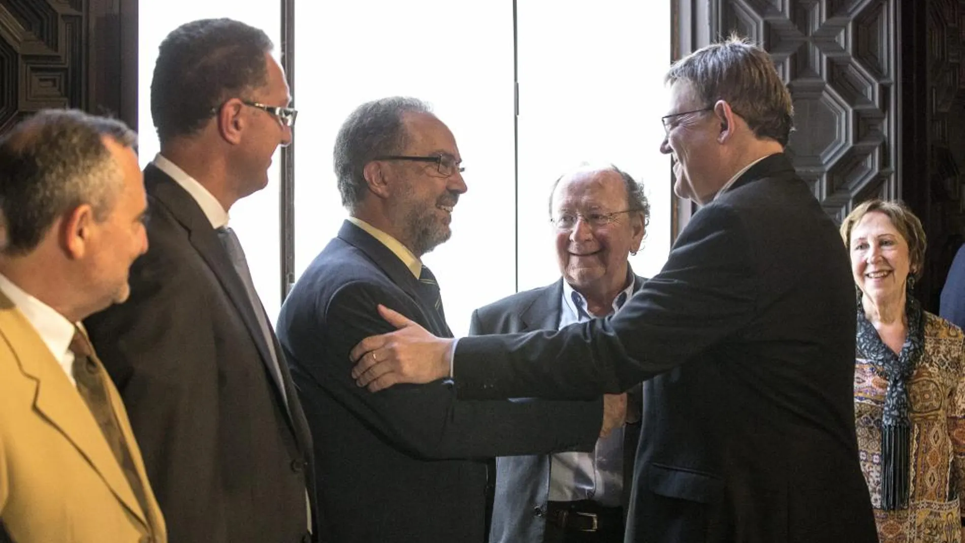 Ximo Puig saluda a los nuevos miembros de la Acadèmia Valenciana de la LLengua