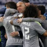 Varios jugadores abrazan a su entrenador tras el gol de Cristiano