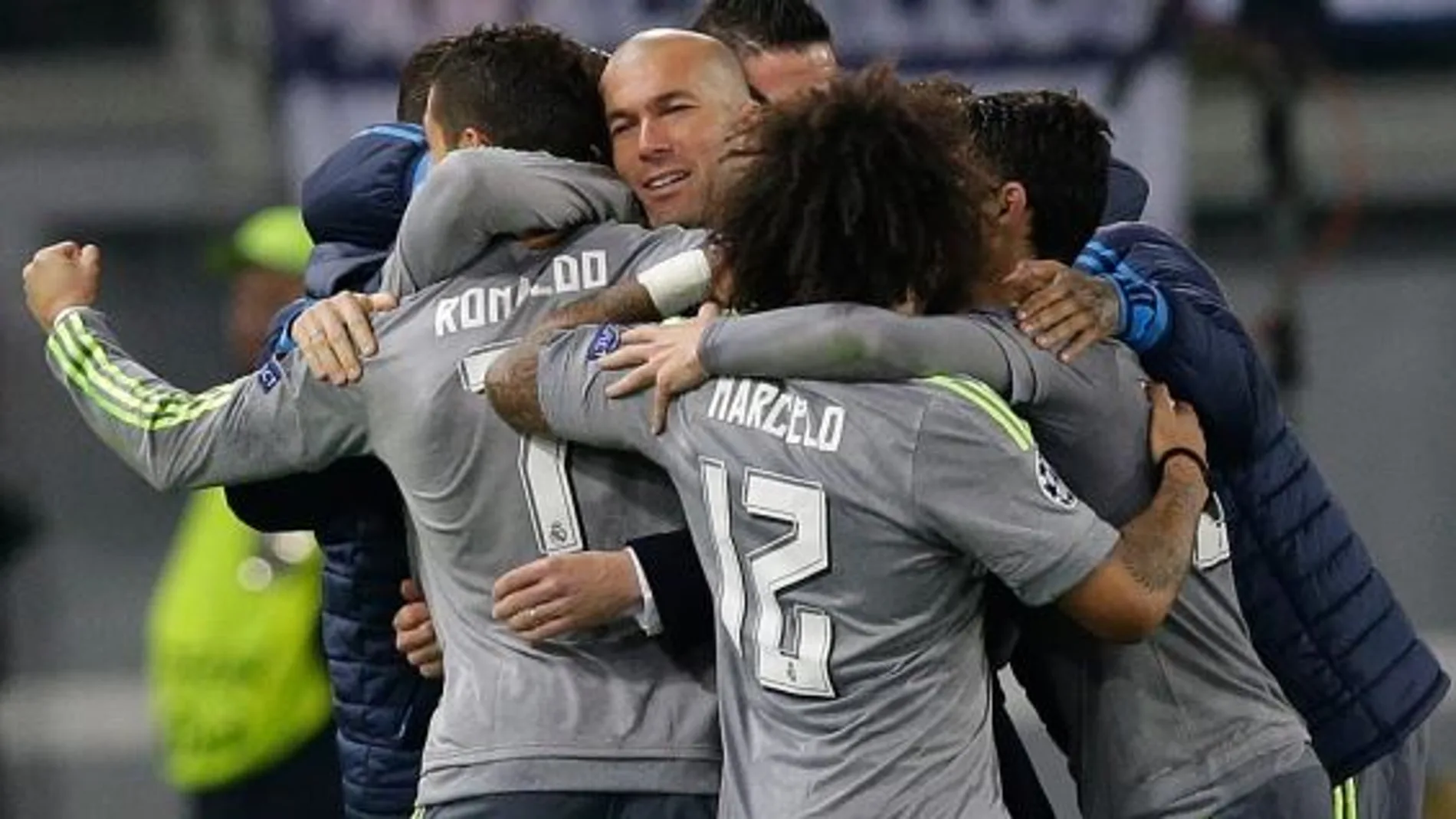 Varios jugadores abrazan a su entrenador tras el gol de Cristiano