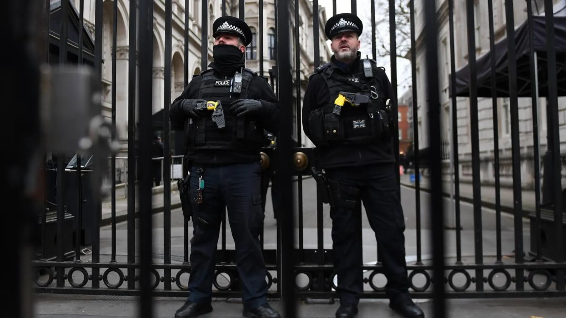 ARA1. L Varios policías armados vigilan delante de la valla de acceso a la residencia oficial de la primera ministra británica, Theresa May