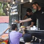 Una de las “food trucks” reparte comida de Estados Unidos a los asistentes