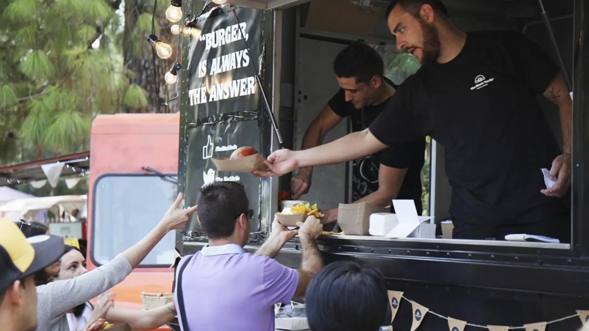 Una de las “food trucks” reparte comida de Estados Unidos a los asistentes