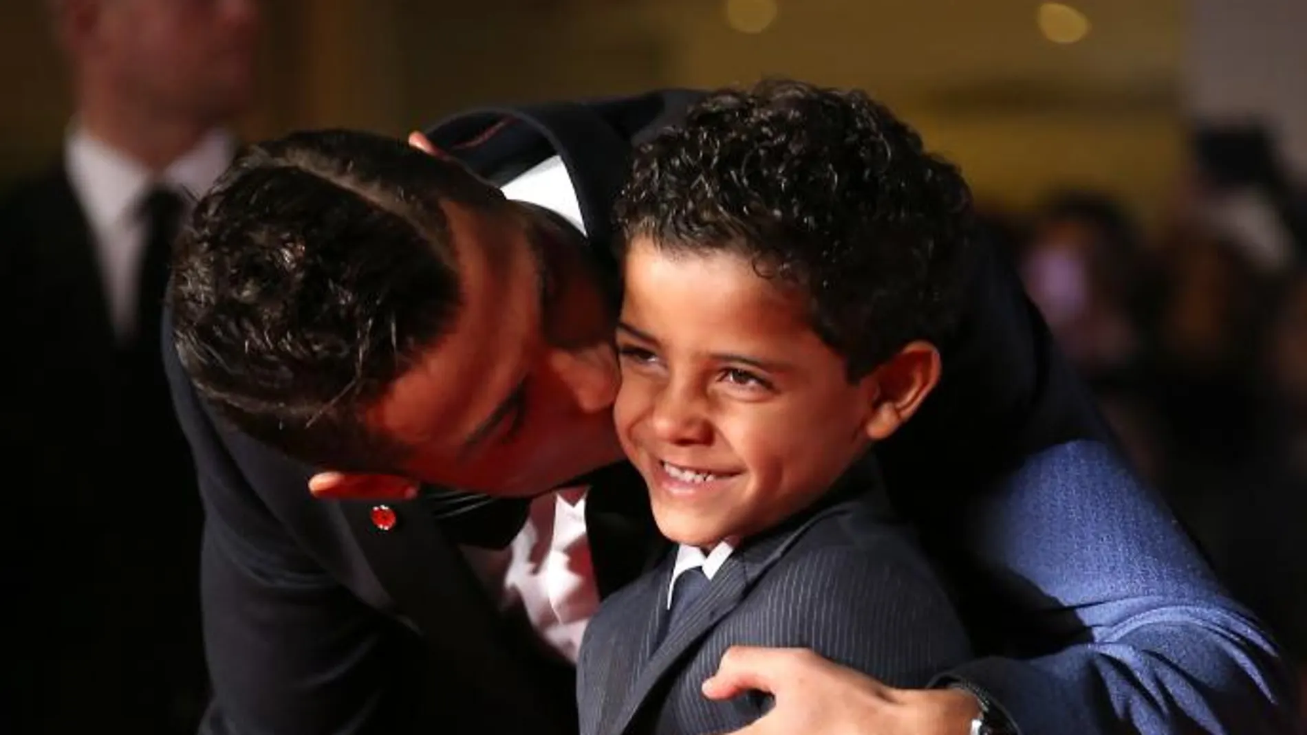Cristiano Ronaldo besa a su hijo en la presentación de la película