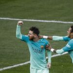 El delantero argentino del FC Barcelona Lionel Messi marca el gol de la victoria ante el Atlético de Madrid