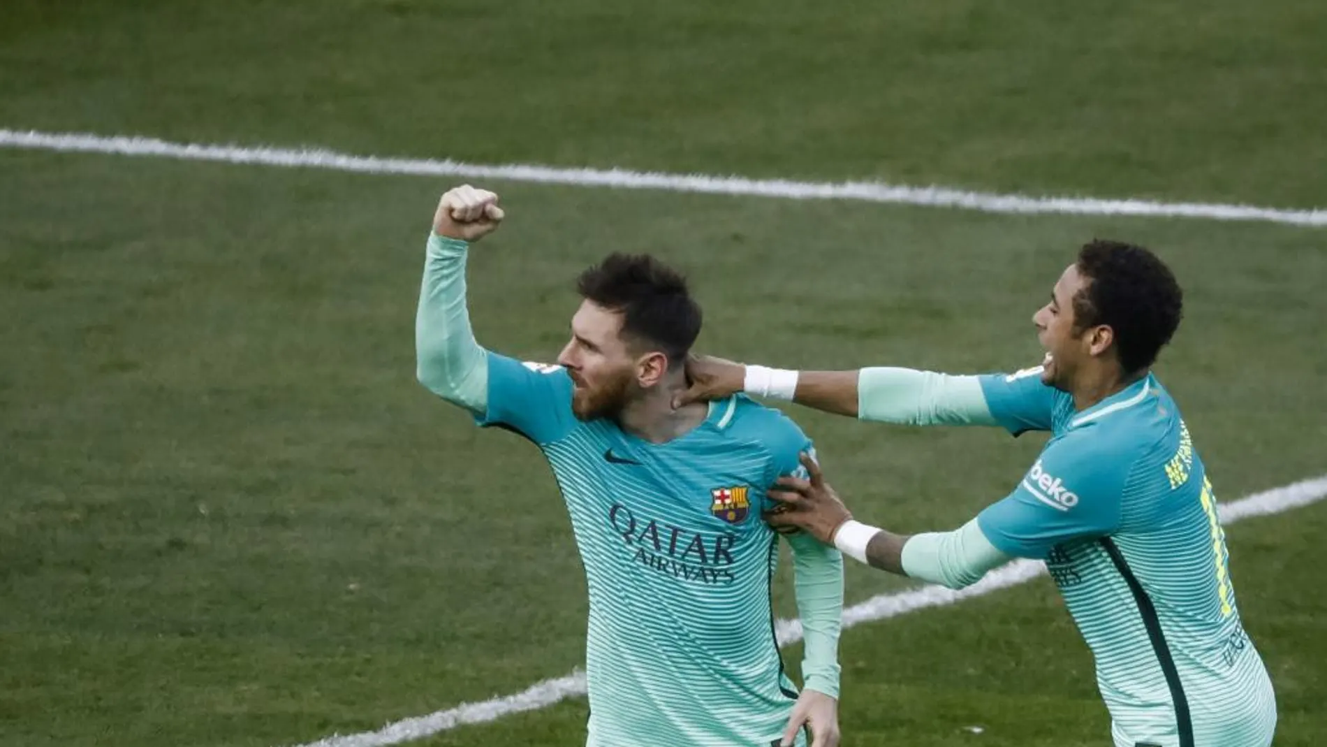 El delantero argentino del FC Barcelona Lionel Messi marca el gol de la victoria ante el Atlético de Madrid