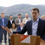 El presidente de Ciudadanos, Albert Rivera, durante su intervención después de la reunión de la Ejecutiva nacional de su partido hoy en el parador nacional de Gredos (Ávila)