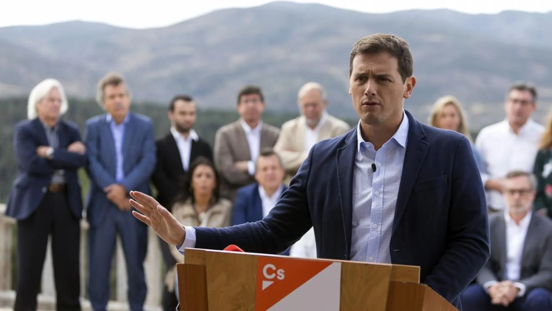 El presidente de Ciudadanos, Albert Rivera, durante su intervención después de la reunión de la Ejecutiva nacional de su partido hoy en el parador nacional de Gredos (Ávila)