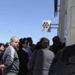 Chipriotas aguardan la apertura de una sucursal del Banco Laiki, en Nicosia, hoy, jueves 28 de marzo de 2013