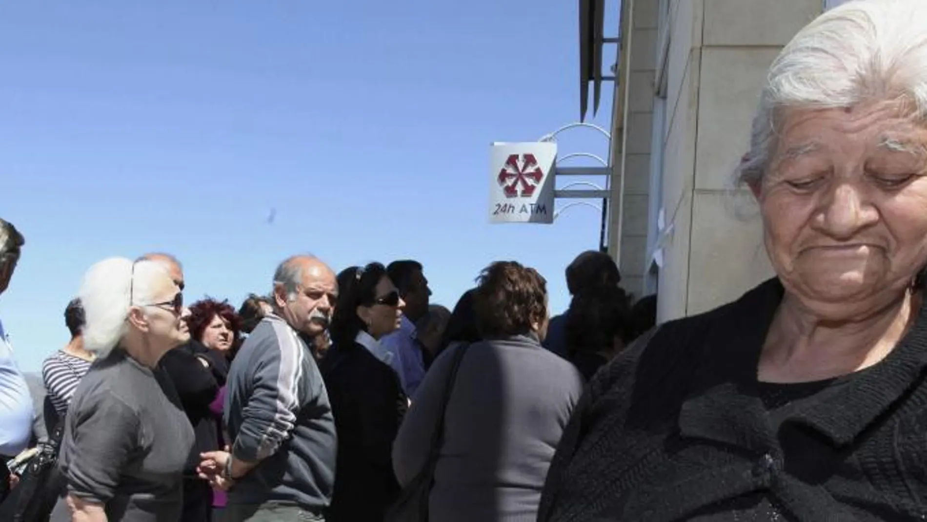 Chipriotas aguardan la apertura de una sucursal del Banco Laiki, en Nicosia, hoy, jueves 28 de marzo de 2013