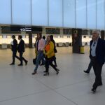 Representantes de los grupos parlamentarios en su visita ayer a las instalaciones del aeropuerto de Corvera
