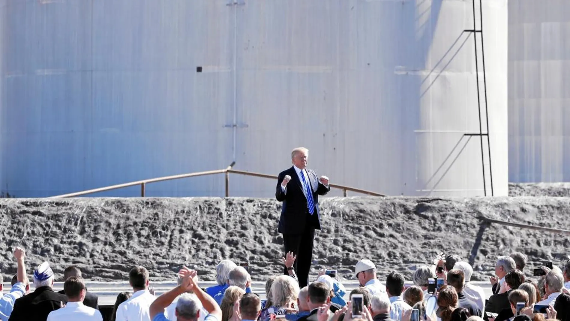 El presidente Donald Trump se dirige a sus seguidores en la refinería de petróleo en Dakota del Norte