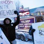 Manifestantes protestan durante un evento de campaña del precandidato presidencial republicano Donald Trump en Manchester (Nuevo Hampshire)