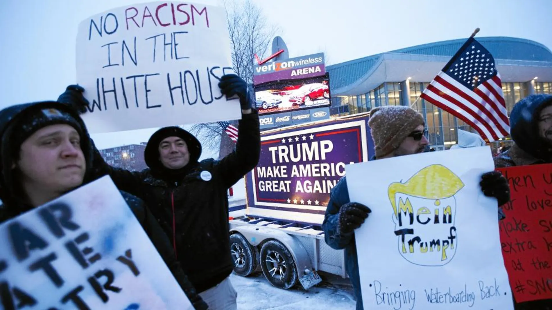 Manifestantes protestan durante un evento de campaña del precandidato presidencial republicano Donald Trump en Manchester (Nuevo Hampshire)