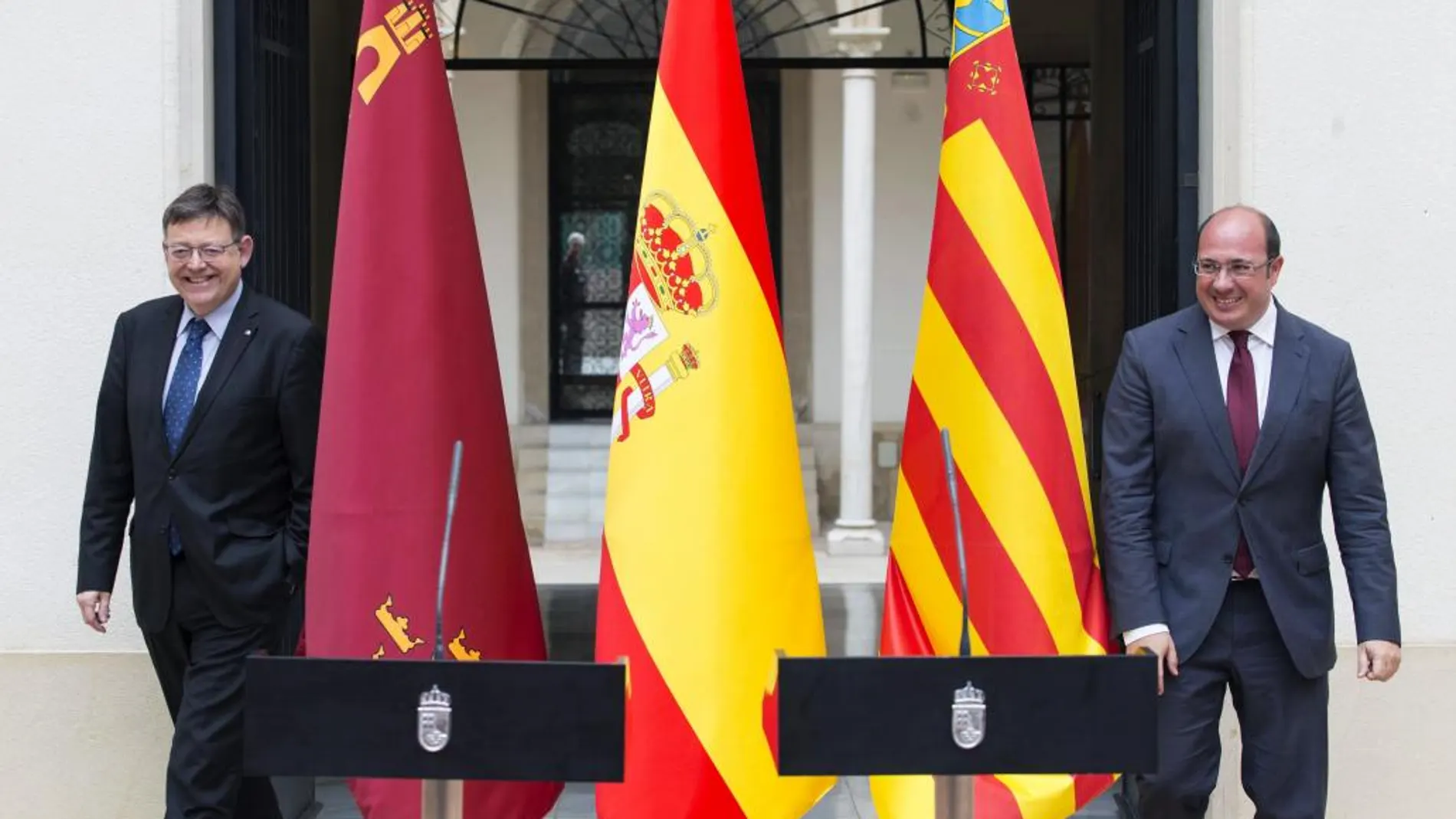 El presidente de la Generalitat Valenciana, Ximo Puig y el de Murcia, Pedro Antonio Sánchez , ayer tras su reunión