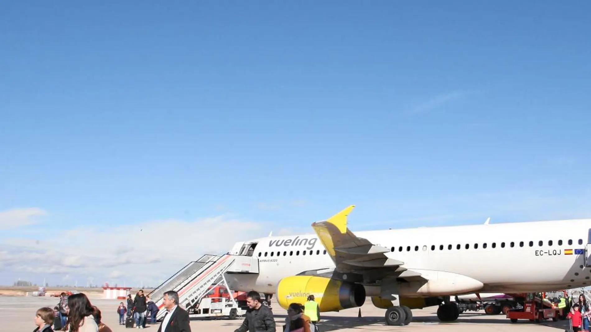 Pasajeros tras aterrizar en Villanubla de un vuelo de la compañía Vueling