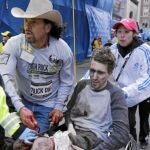 Carlos Arredondo ayudó ayer a evacuar a los heridos