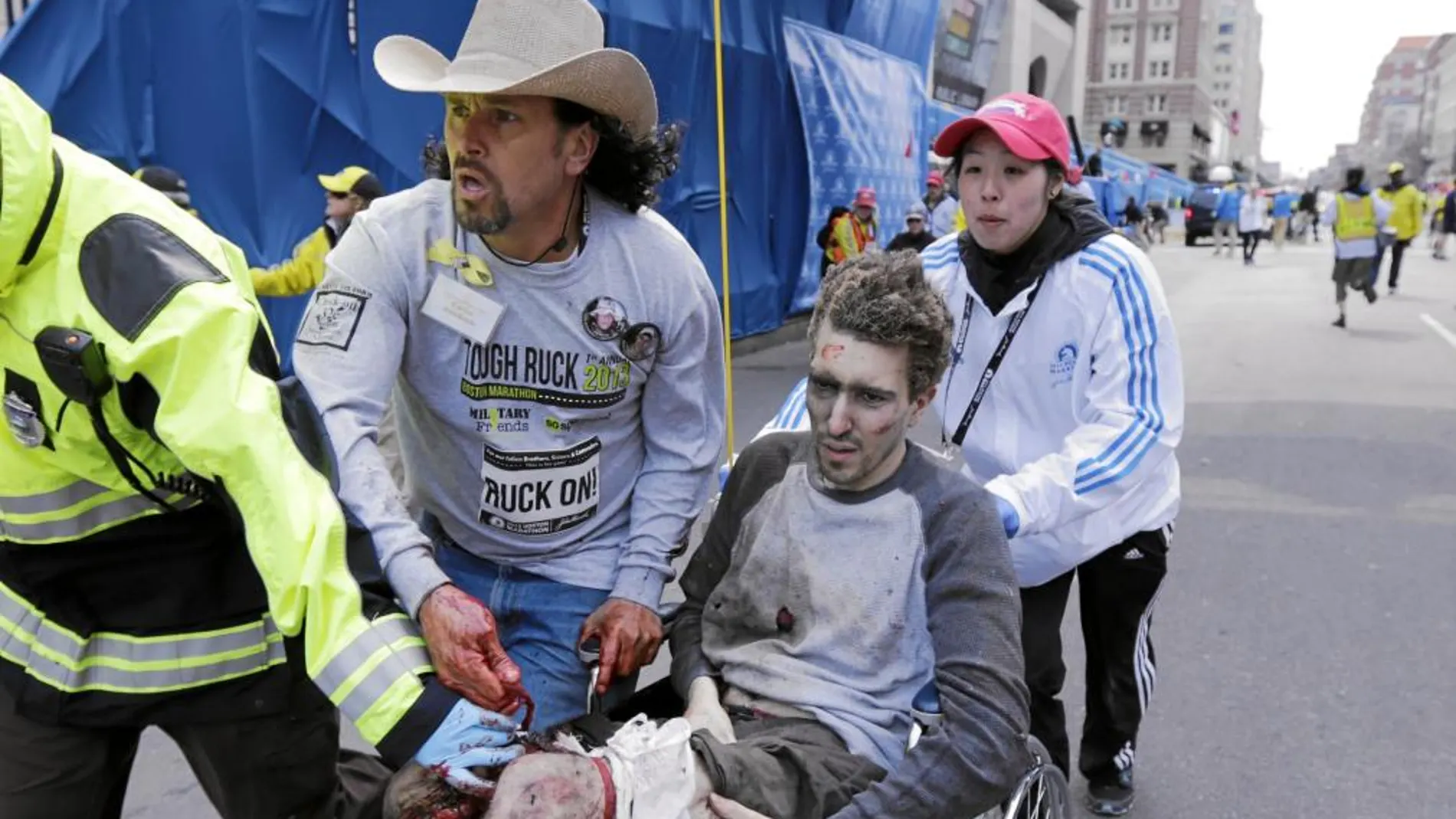 Carlos Arredondo ayudó ayer a evacuar a los heridos