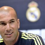 El entrenador del Real Madrid, el francés Zinedine Zidane, en rueda de prensa posterior al entrenamiento realizado hoy en la ciudad deportiva de Valdebebas, en la víspera del partido de la vigésima tercera jornada de Liga de Primera División