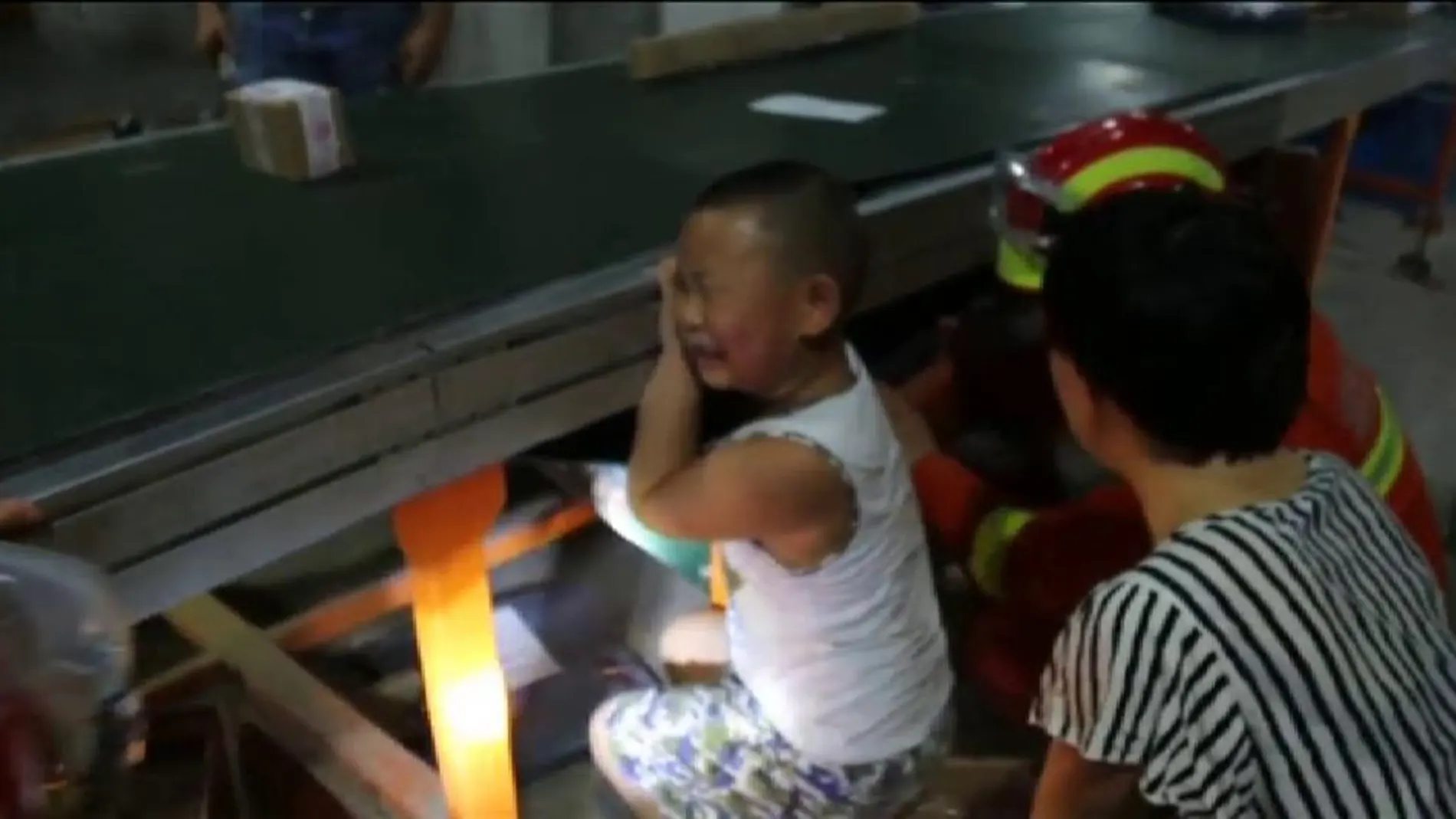 Un niño queda atrapado en una cinta transportadora
