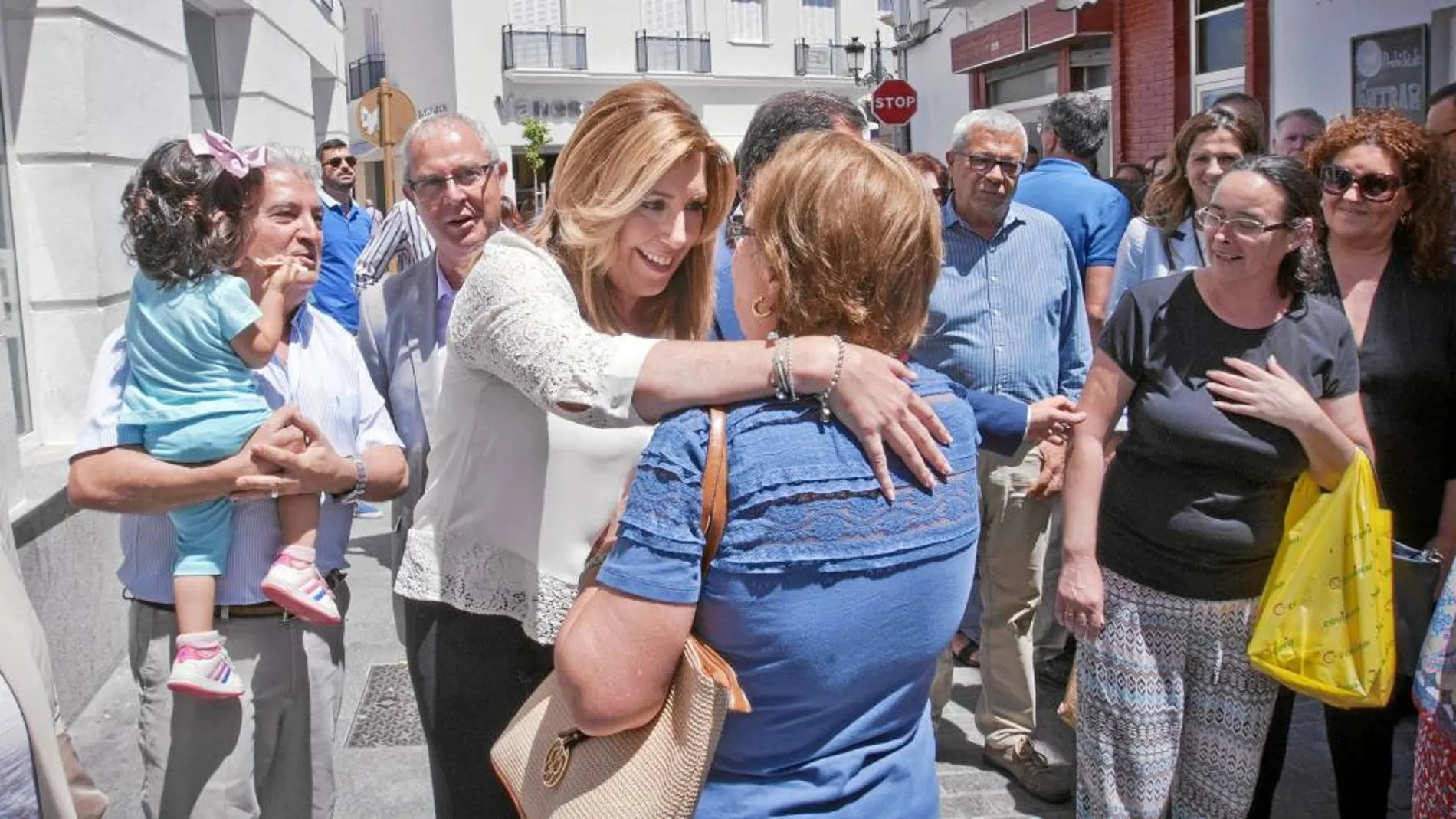 La presidenta andaluza, Susana Díaz, saludó ayer a los vecinos de la localidad gaditana de Chiclana de la Frontera