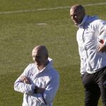 Zinedine Zidane, junto a su ayudante David Bettoni, durante el entrenamiento que ha realizado hoy la plantilla en Valdebebas