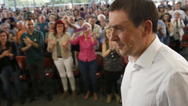 El secretario general de Sortu, Arnaldo Otegi, elegido candidato a lehendakari por las bases de EH Bildu, durante el encuentro dentro del ciclo de actos de la coalición 'Escuchando para mejorar'