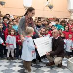 Antonio Muñoz recoge el cheque de los alumnos del San Francisco de Paula