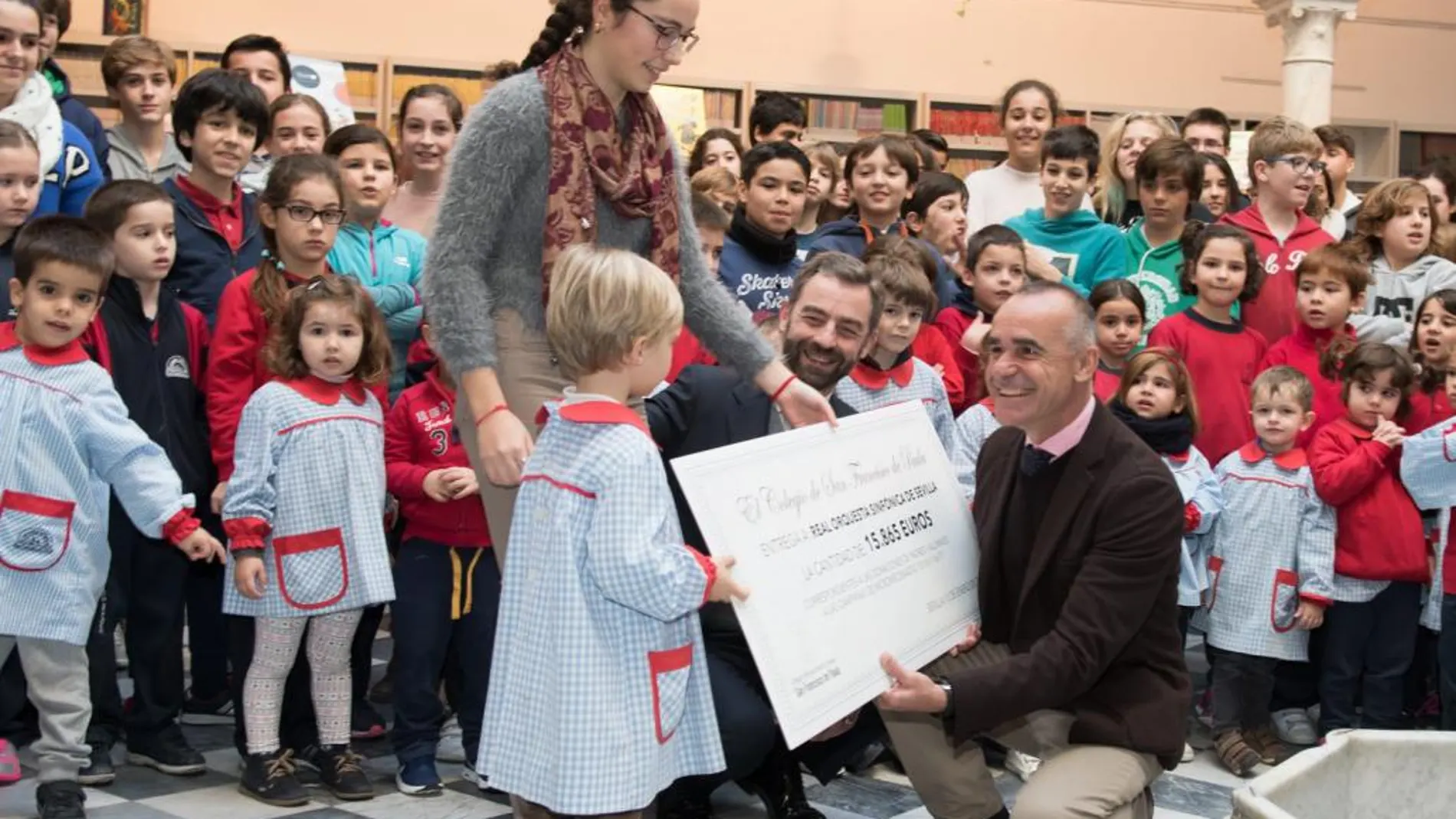 Antonio Muñoz recoge el cheque de los alumnos del San Francisco de Paula