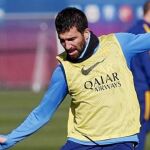 Arda Turan golpea el balón en el entrenamiento de ayer