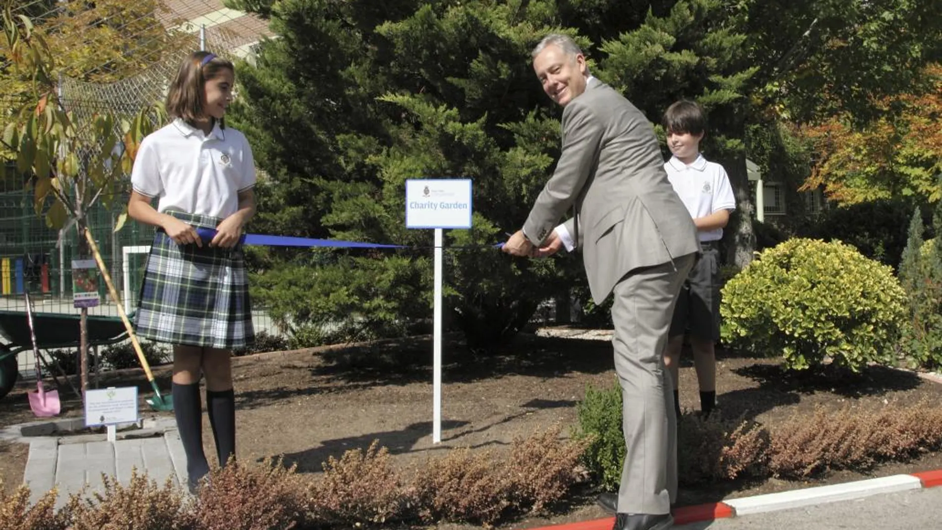 El embajador Manley inaugura el Charity Garden