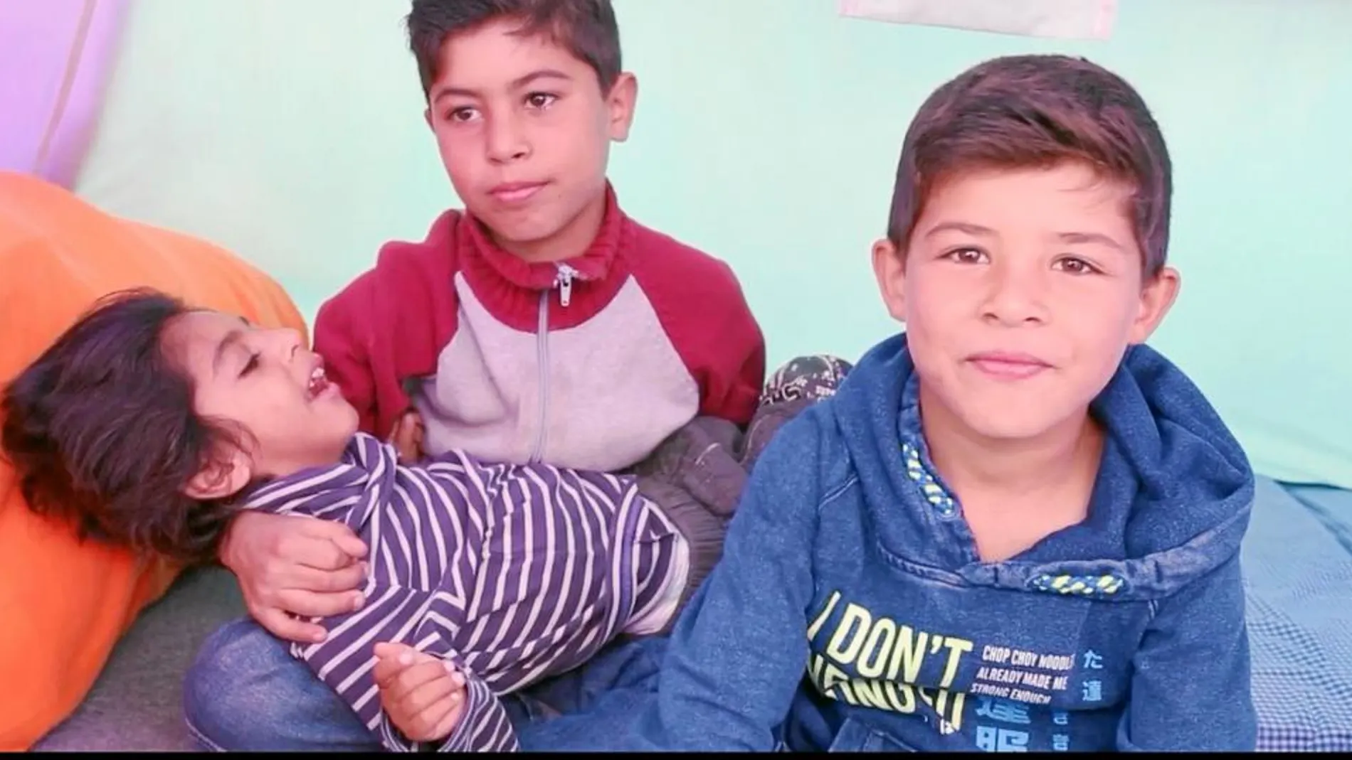 Osman, junto a sus hermanos mayores Jamil y Monir, que también recibirán asilo