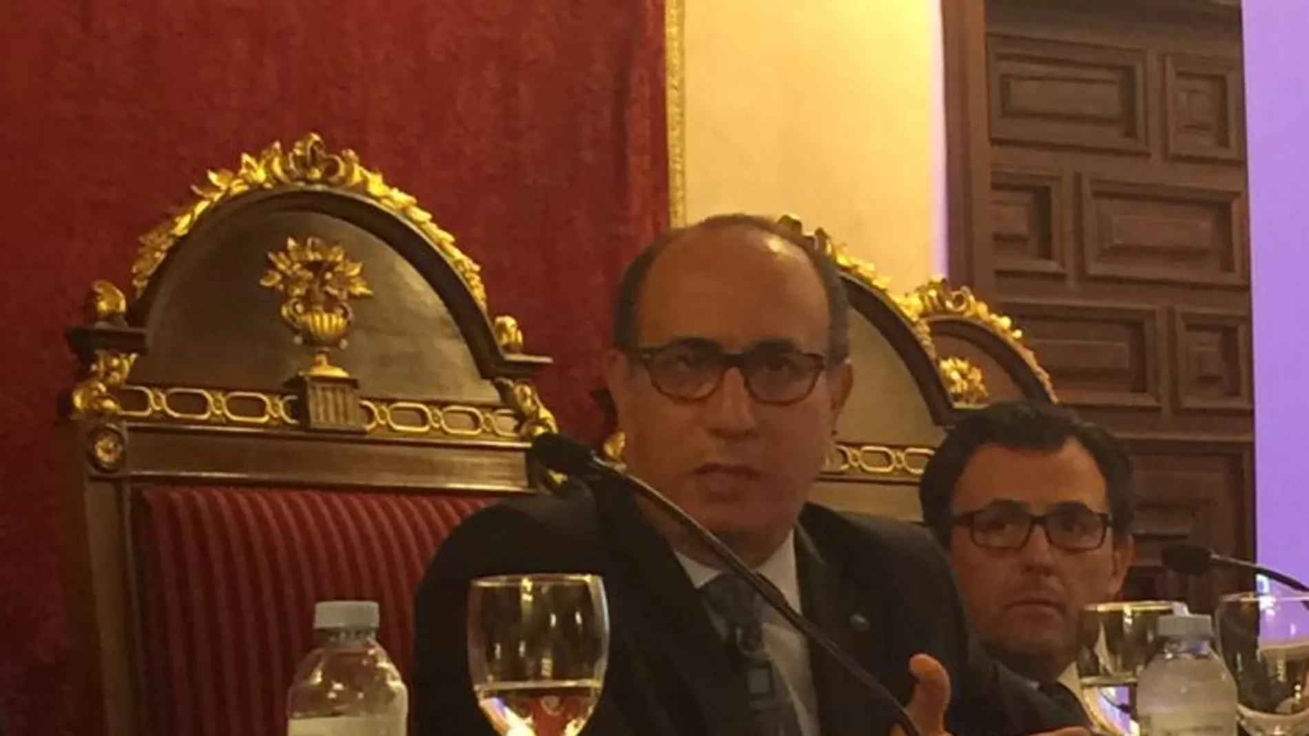 Abdelmalik El Barkani en un momento de la conferencia