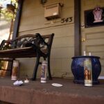 Varias velas encendidas en el porche donde fueron abatidas dos mujeres en Colorado Springs