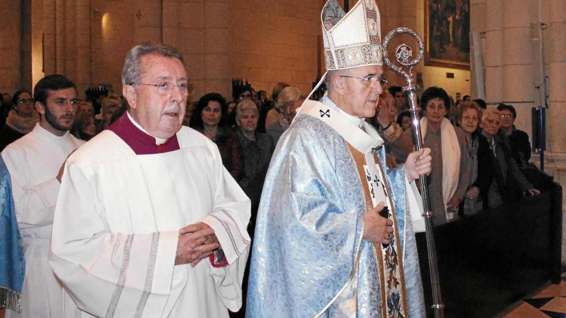 Por segundo año consecutivo, el arzobispo de Madrid, Carlos Osoro, celebró el acto religioso al culto mariano en la Catedral de la Almudena, en Madrid